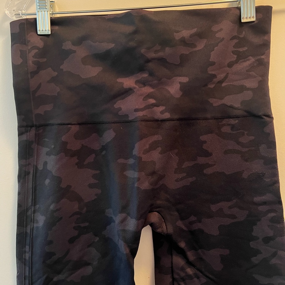 Womens Spanx Black and Gray Camouflage Leggings